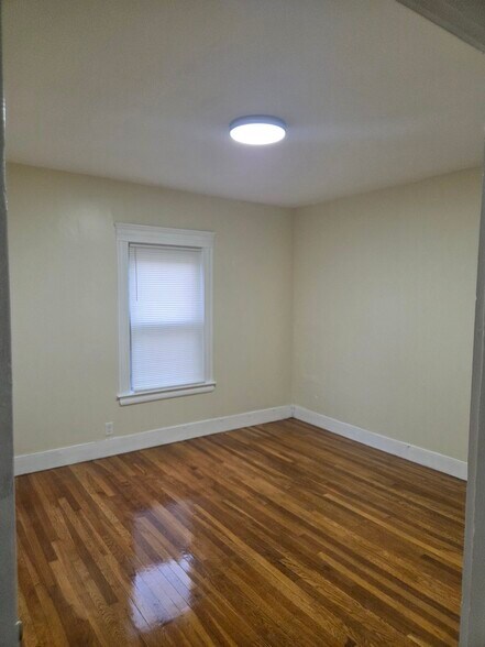 Building Photo - 82 Brent St