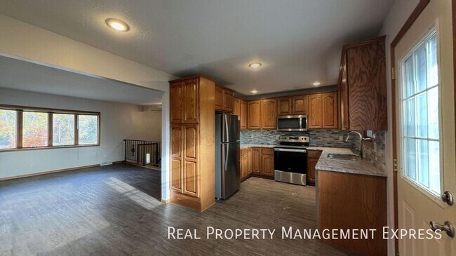 Building Photo - 4 bed 2 bath home with attached garage!