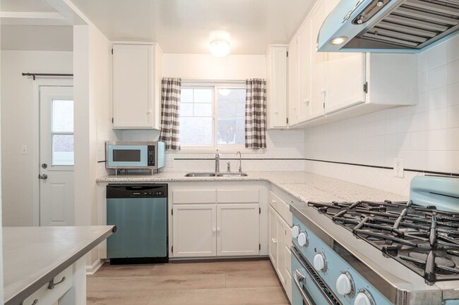 Building Photo - 3845 Sunset Ln