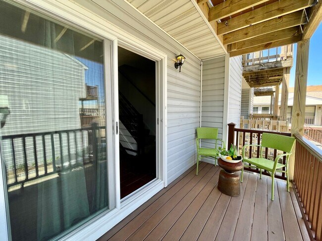 Building Photo - Freshly painted & Available NOW! Tri-Level...