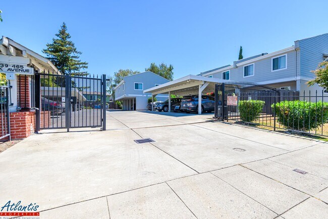 Building Photo - 457 Oak Ave