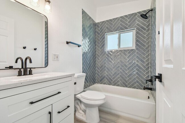 Building Photo - 695 Sunset Dr
