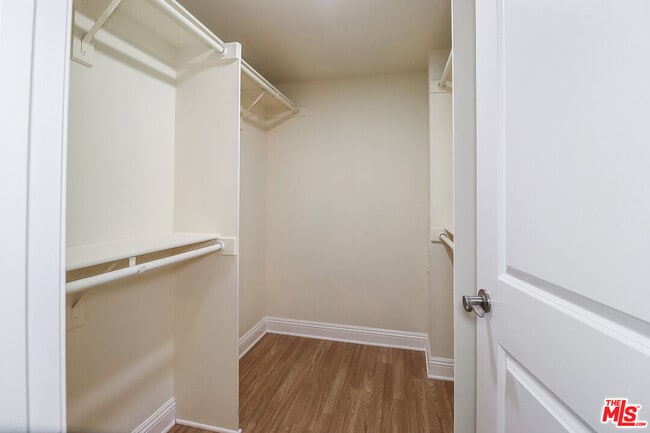 Building Photo - 7132 Farralone Ave