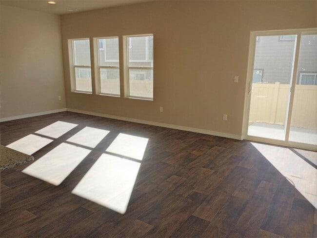 Building Photo - 3 Bed 2.5 Bath Home with AC!