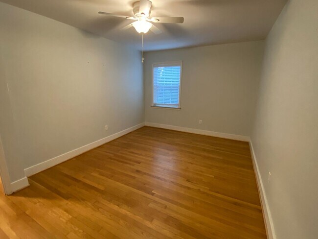 Building Photo - Two-Bedroom Apartment Directly Across from Forest Hill Park. Great Location!