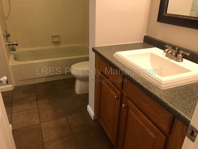Building Photo - 1406 Northlake Dr