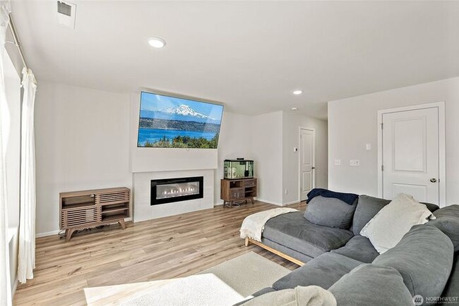Building Photo - AVAILABLE NOW JULY FREE Yelm home builit i...