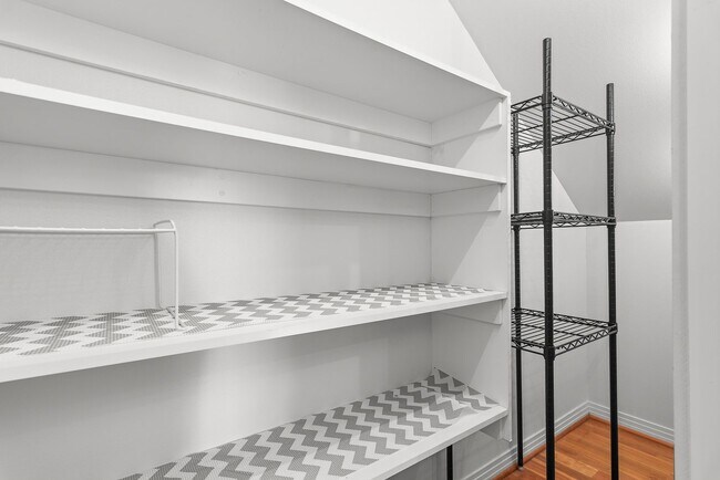 Building Photo - Walkable Little Italy Living – 3BR/3BA with Gated Parking