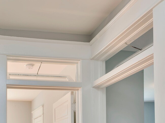 Building Photo - 926 W Trinity Ave