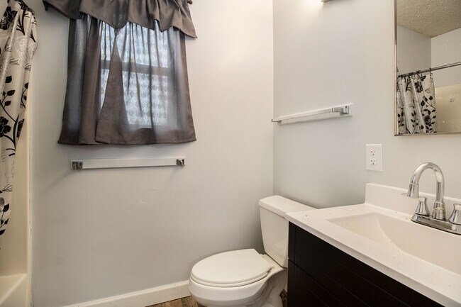 Building Photo - 408 N Perrine St