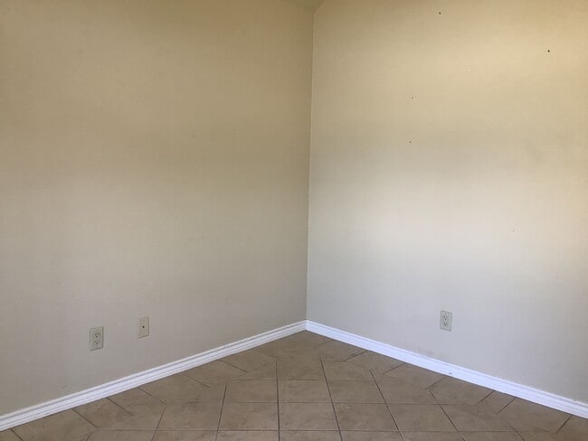 Building Photo - 409 S Rhomberg St