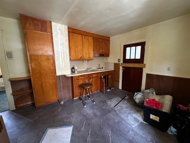 Primary Photo - 434R Linden Ave