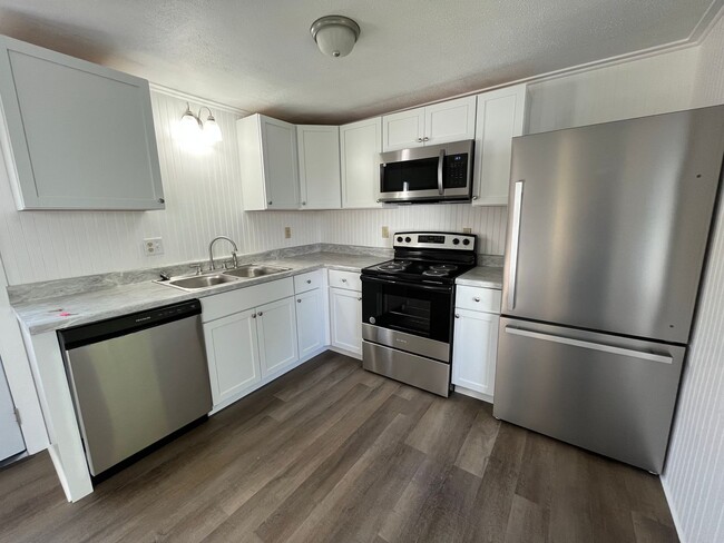 Building Photo - For Rent: Beautifully Renovated 3BR/2BA Si...