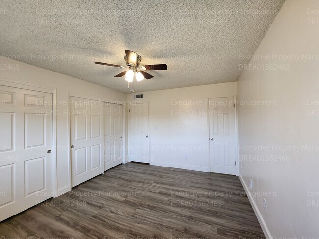 Building Photo - 3 bedroom/ 2 bathroom home located near th...