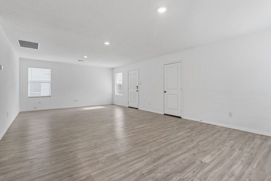 Building Photo - 5155 Fowler Cres