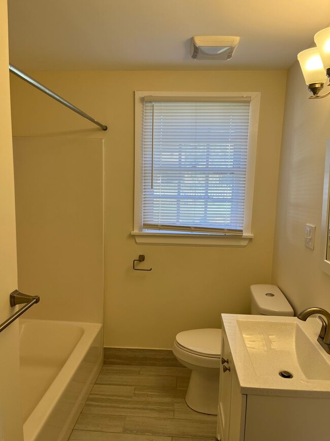Building Photo - Adorable Cottage in East Nashville, Newly ...