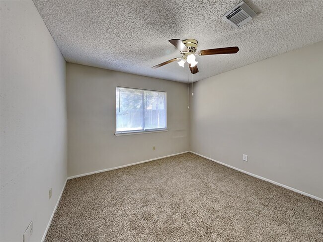Building Photo - 16302 N Cross Dr