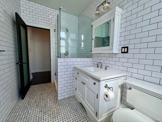 Building Photo - Gorgeous Remodeled Spanish 2+1.5 near the ...