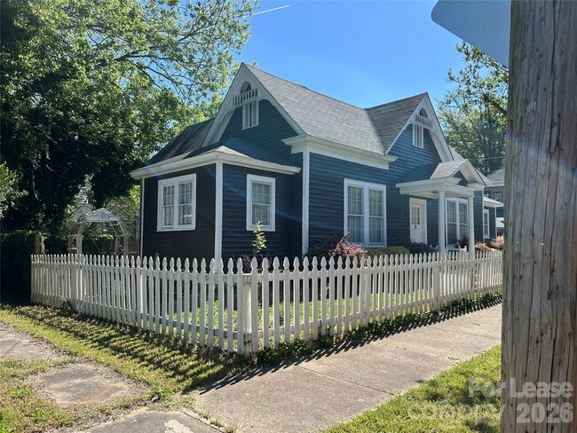 Building Photo - 412 W Horah St