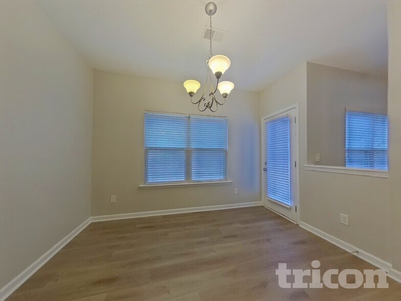 Building Photo - 3333 Lowland Dr