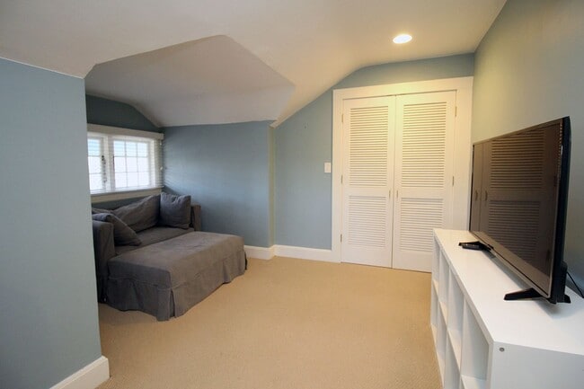 Building Photo - 2343 NE 21st Ave