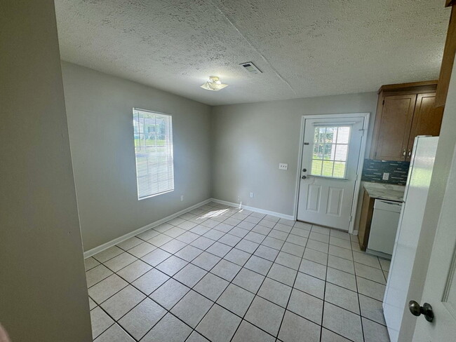 Building Photo - Charming 3BR/2BA home in Dothan, AL - Appliances included, pets are accepted, fenced in backyard ...