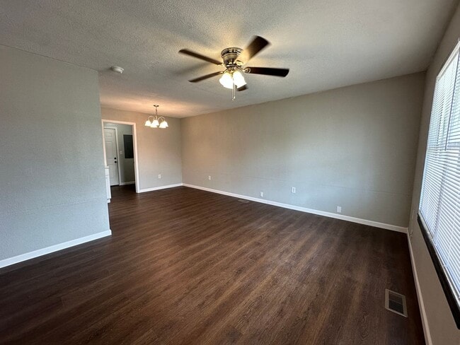 Building Photo - 2 Bedroom, 1 Bathroom Newly Remodeled Duplex