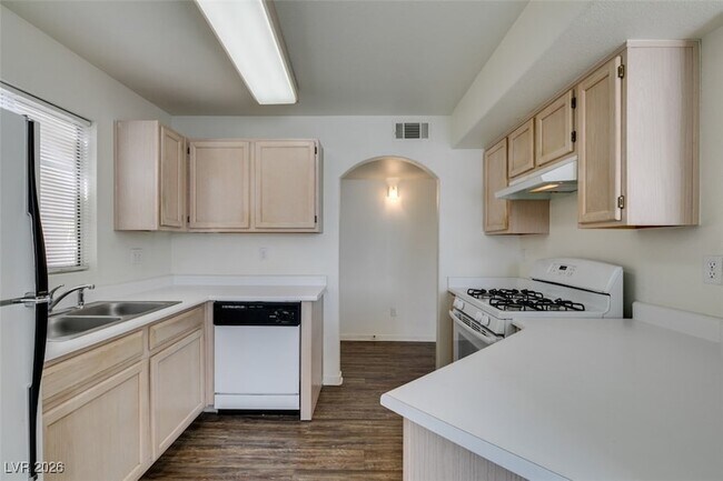 Building Photo - 698 S Racetrack Rd