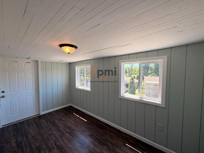 Building Photo - 422 Hoyt St