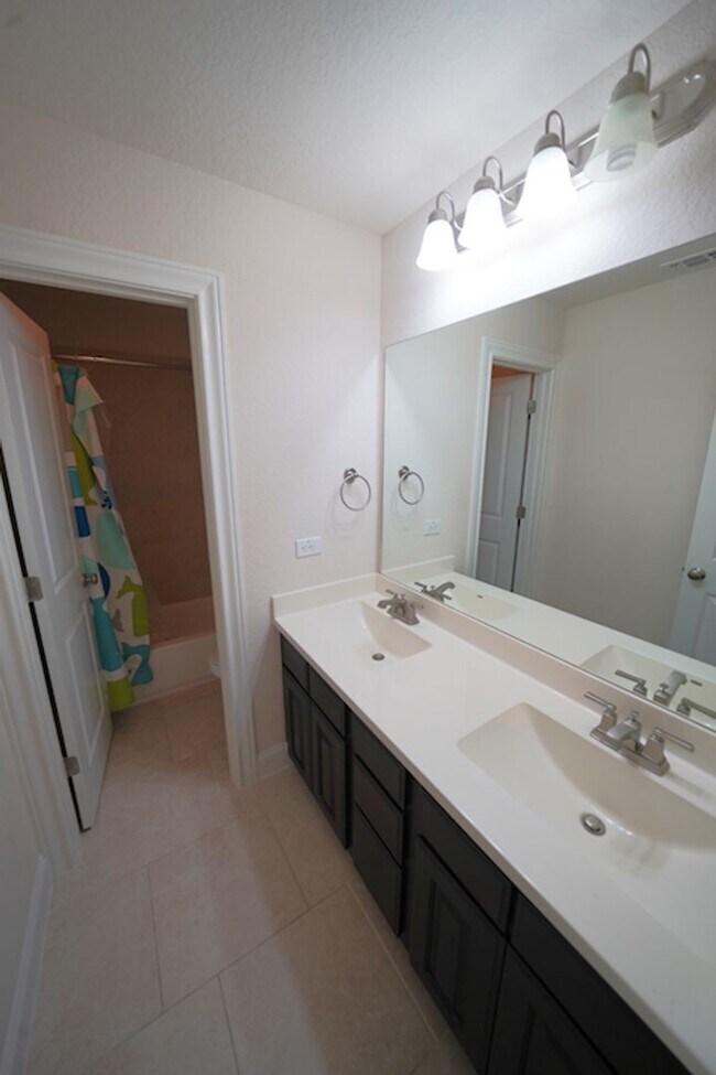 Building Photo - Executive Style Rental Now Available in Bo...