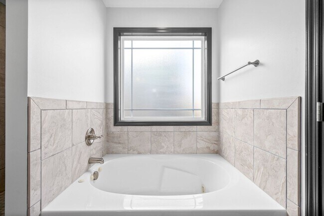 Building Photo - Pet Friendly Three Bedroom with Bonus in R...