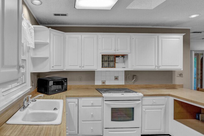 Building Photo - Quiet Cottage in Greensboro NC