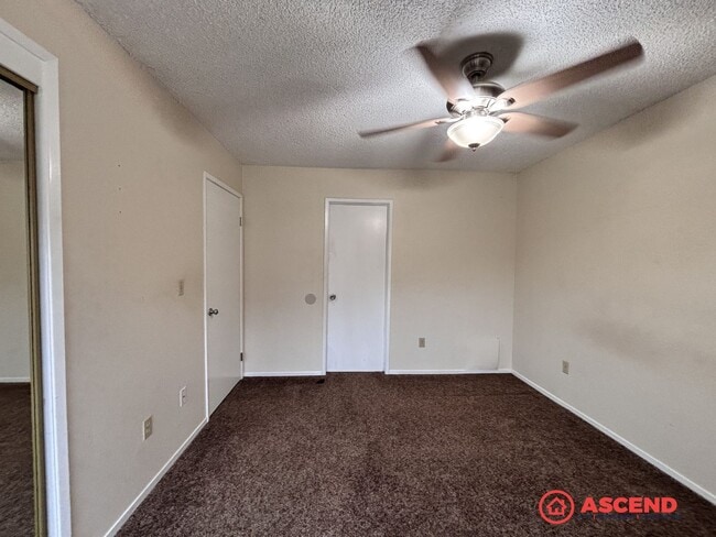 Building Photo - Cute 2 Bedroom Off Stockdale Hwy and California Ave!