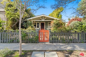 Building Photo - 813 Crestmoore Pl