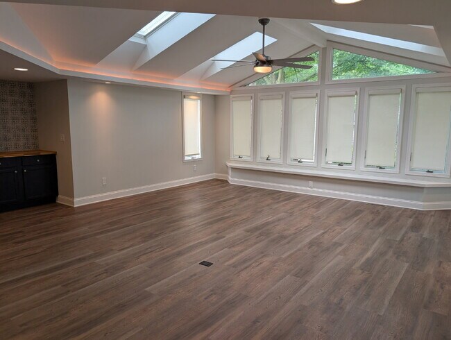 Building Photo - Spacious 4 bedroom 3 bathroom family home in Neenah