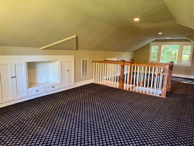 Building Photo - Gorgeous 5 bedroom, 4.5 bath, Westside Dan...