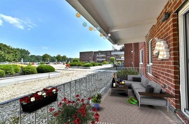 Building Photo - 320 E Shore Rd