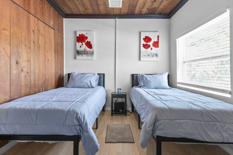 Building Photo - 3421 Pinewood Ave