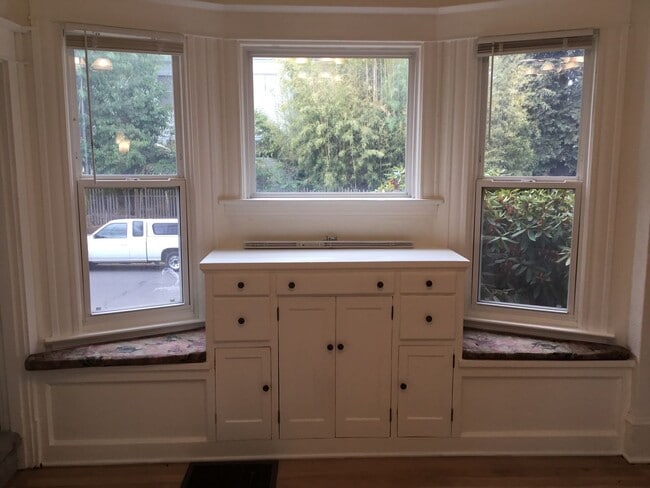 Building Photo - URBAN CHARMER