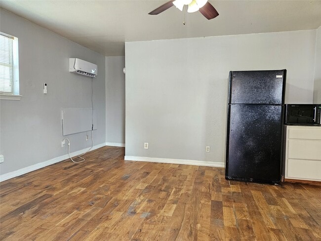 Building Photo - 705 Harris Ave