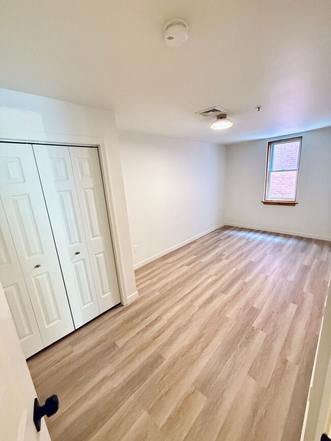 Building Photo - 2BD/2BA Stylish Condo AVAILBLE JUNE 1ST, 2026