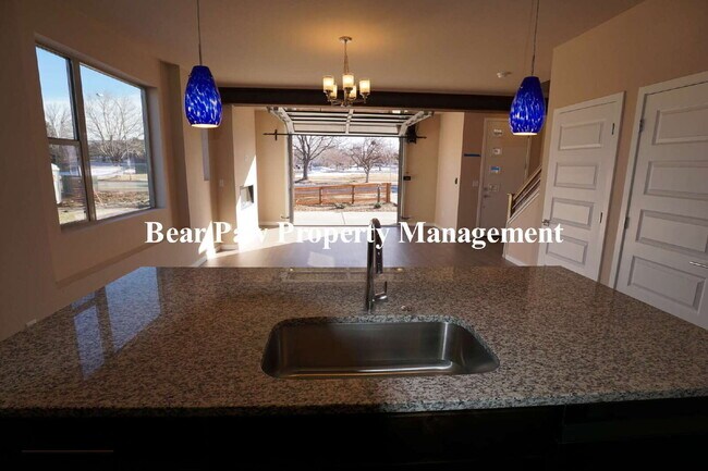 Building Photo - Newer Townhome in Lakewood!!