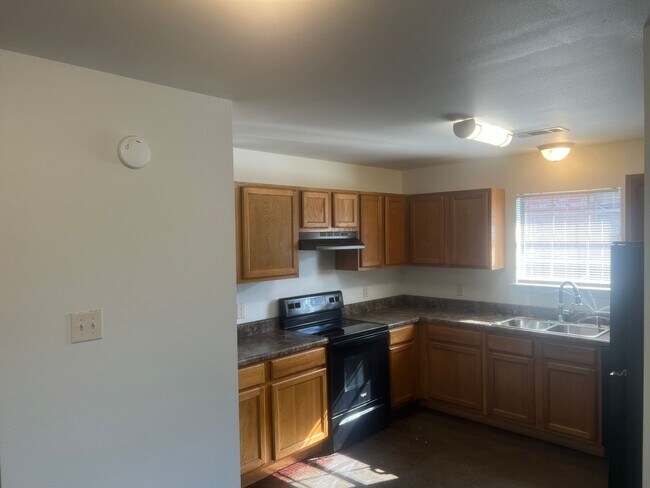 Building Photo - 3 Bed 2 Bath Duplex