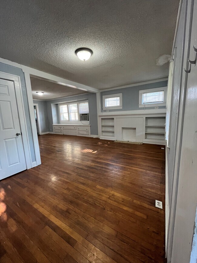 large entry and living space - 2913 N 27th St
