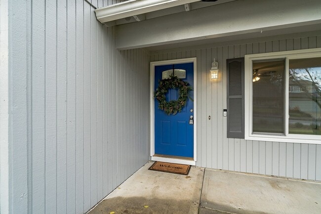Building Photo - Hyland Hills 5 Bedroom Gem