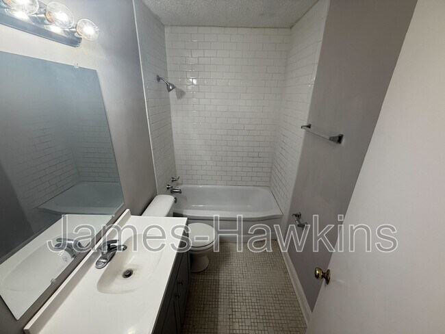 Building Photo - 2339 E 6th St