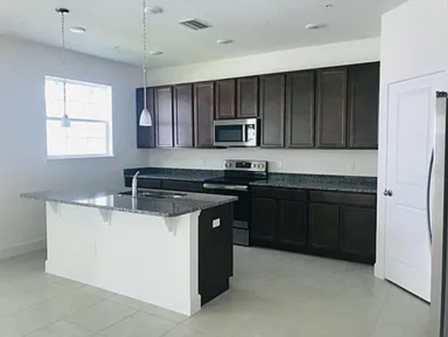 Building Photo - Spacious 3-Bedroom Townhouse in Grandview ...