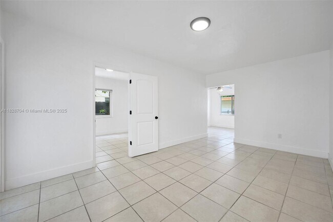 Building Photo - 550 NE 82nd Terrace