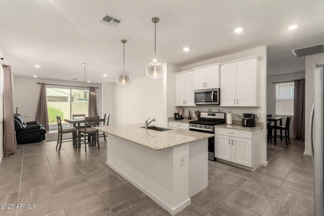 Building Photo - 3022 Hayden Rose Ave