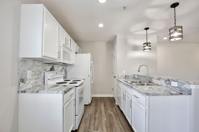 Building Photo - Modern 1/1 Spacious Apartment with 1 Car G...